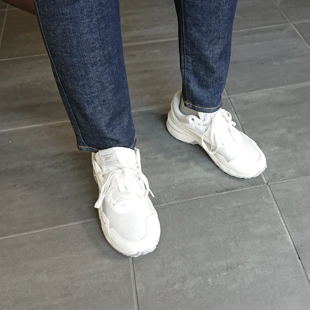 白いスニーカー