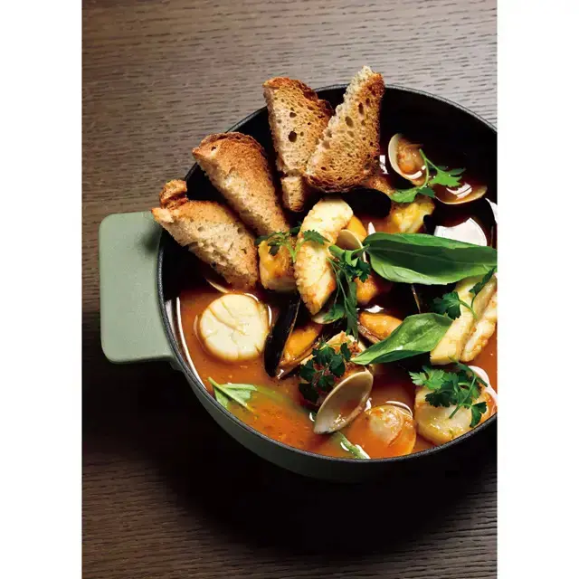 ヘルシーかつおいしさにも満足。島の食材を用いた和朝食も人気だ。