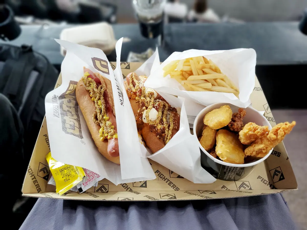 球場グルメも楽しみの一つです。