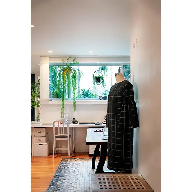 「8」のアートを飾った螺旋階段と地下のアトリエ