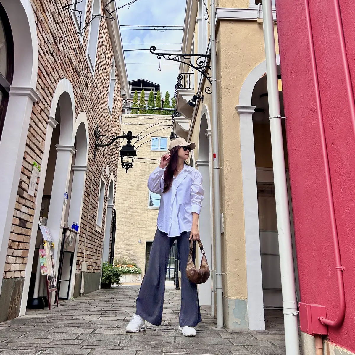 スニーカーとグレーのニットワイドパンツでスポーティに