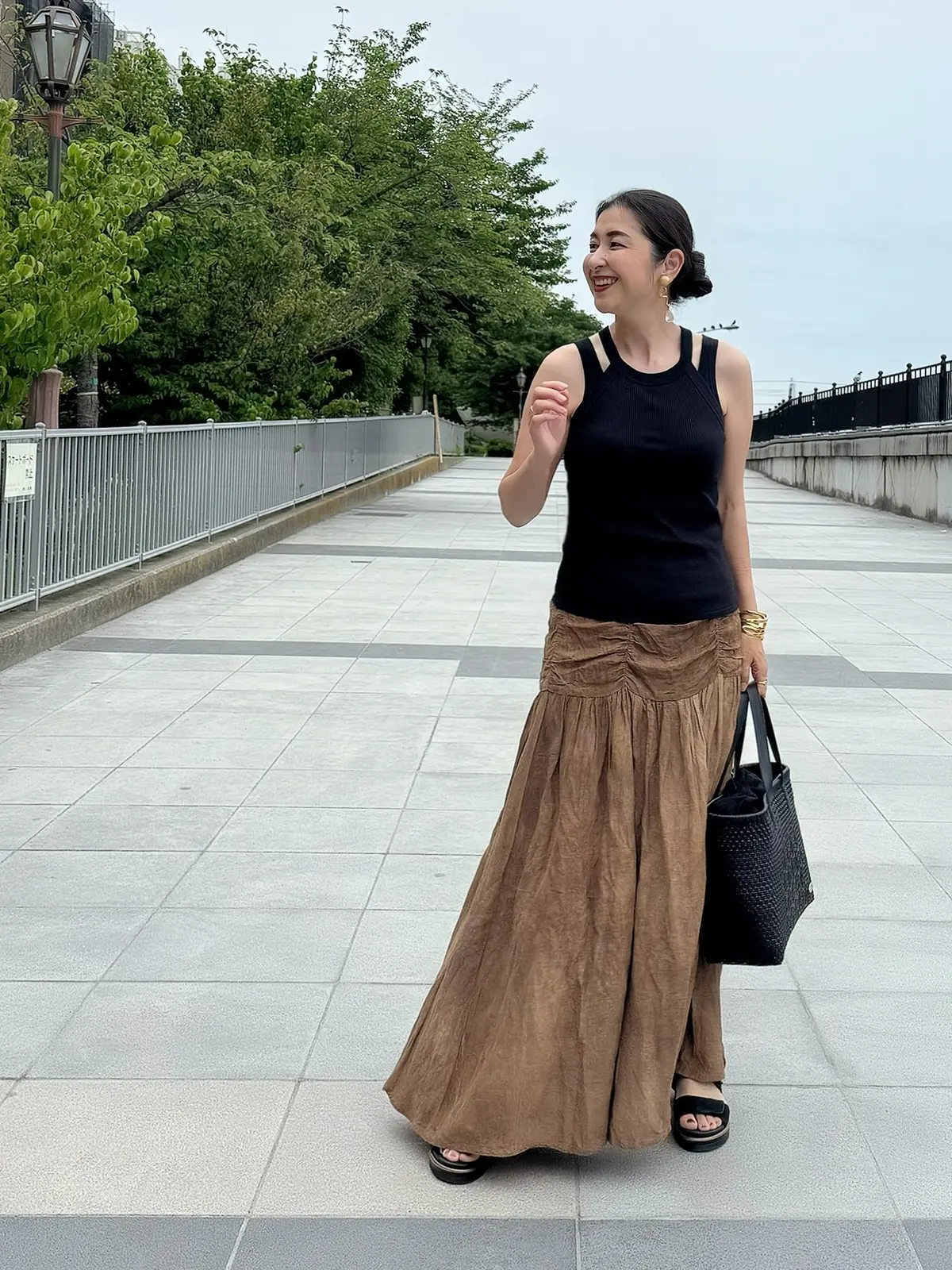 ユニクロ、ユニクロブラトップ、黒トップス、ブラウンのロングスカート、黒のメル角バッグ、黒サンダル