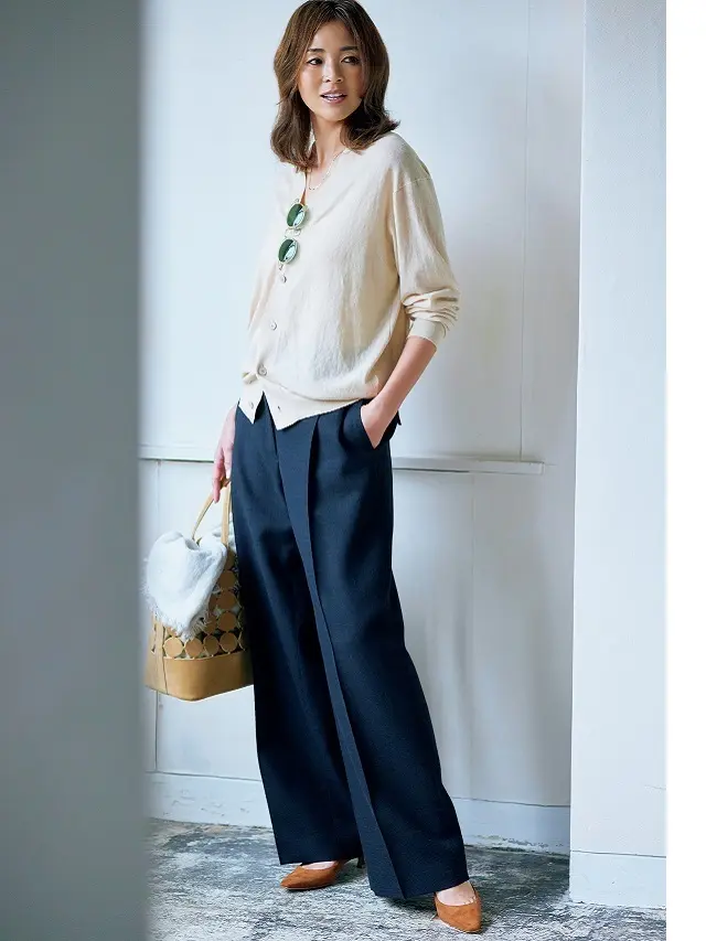 ワイドパンツはキレよく上品に！キリッと着こなすネイビー【Jマダムに似合う主役ネイビー】
