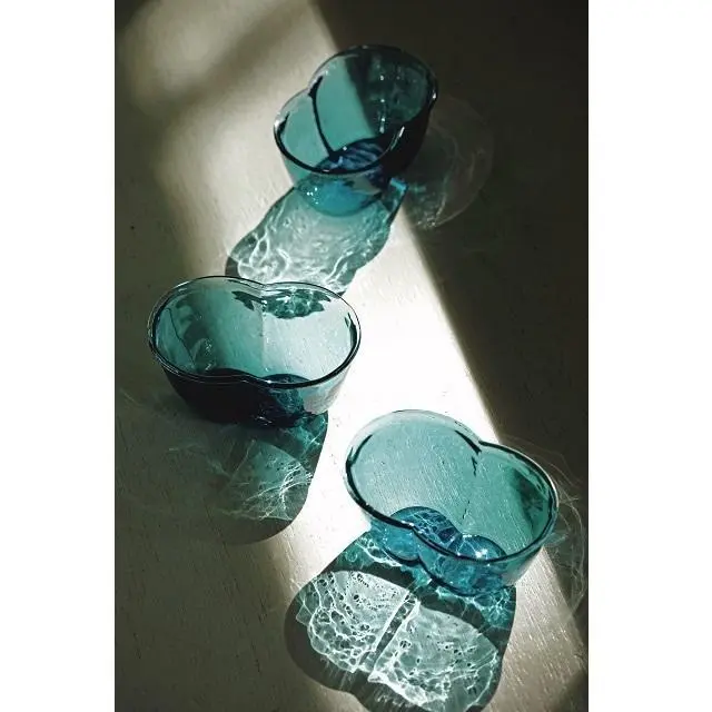 和ガラスの小鉢。金型に吹き込む際に、ガラスがギュッと縮むため、影に水面のような揺らぎが映し出される。