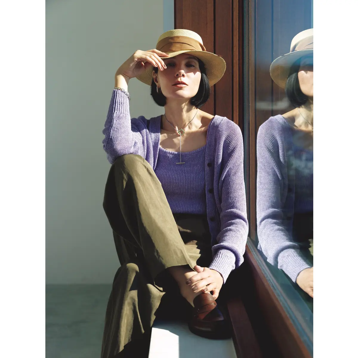 ラベンダーのツインニットにカーキパンツのコーディネート　モデル・田沢美亜