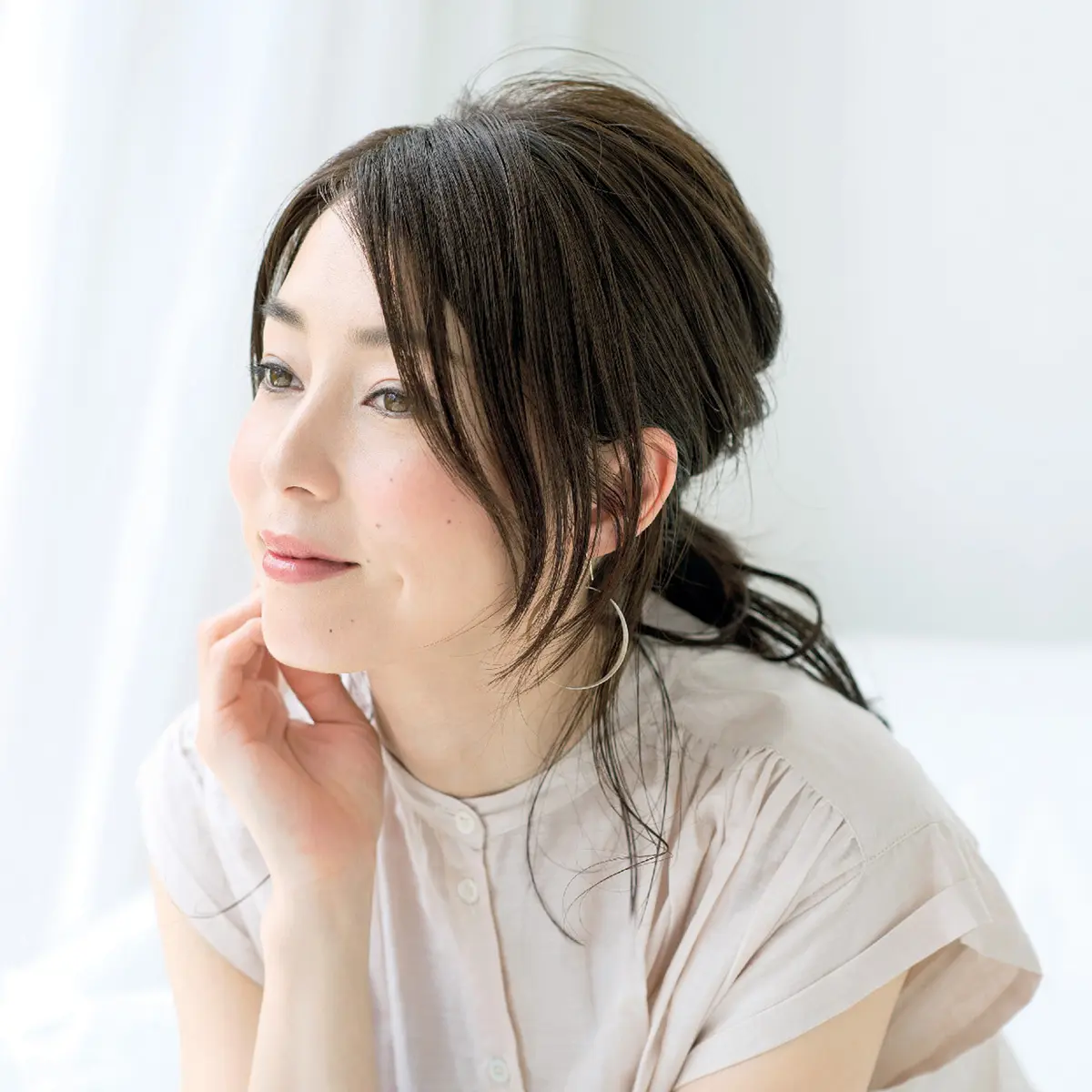  おしゃれな大人のひとつ結びをつくる、大の画像_1