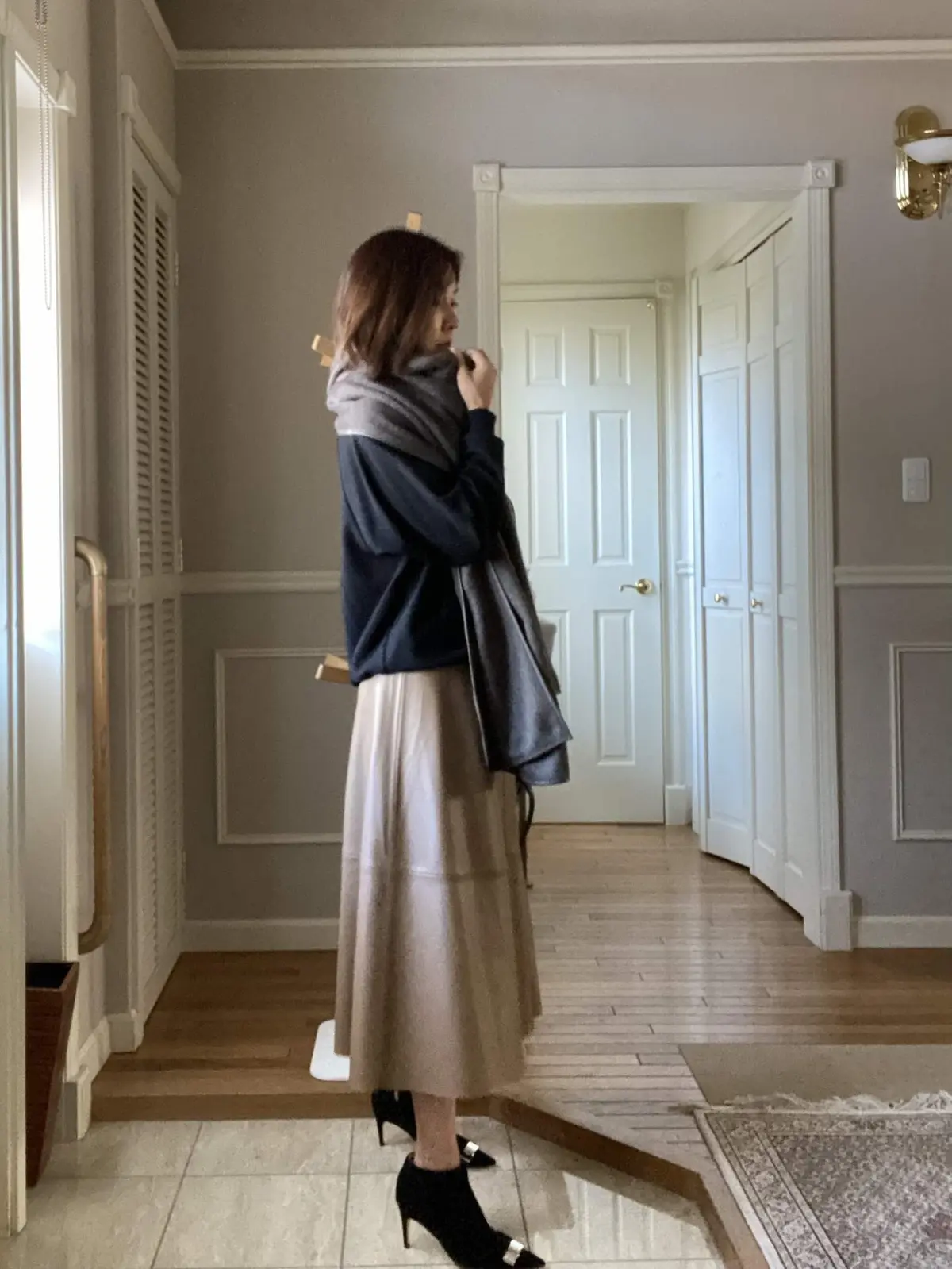 フェミニンスカート×ストールコーデの画像_4