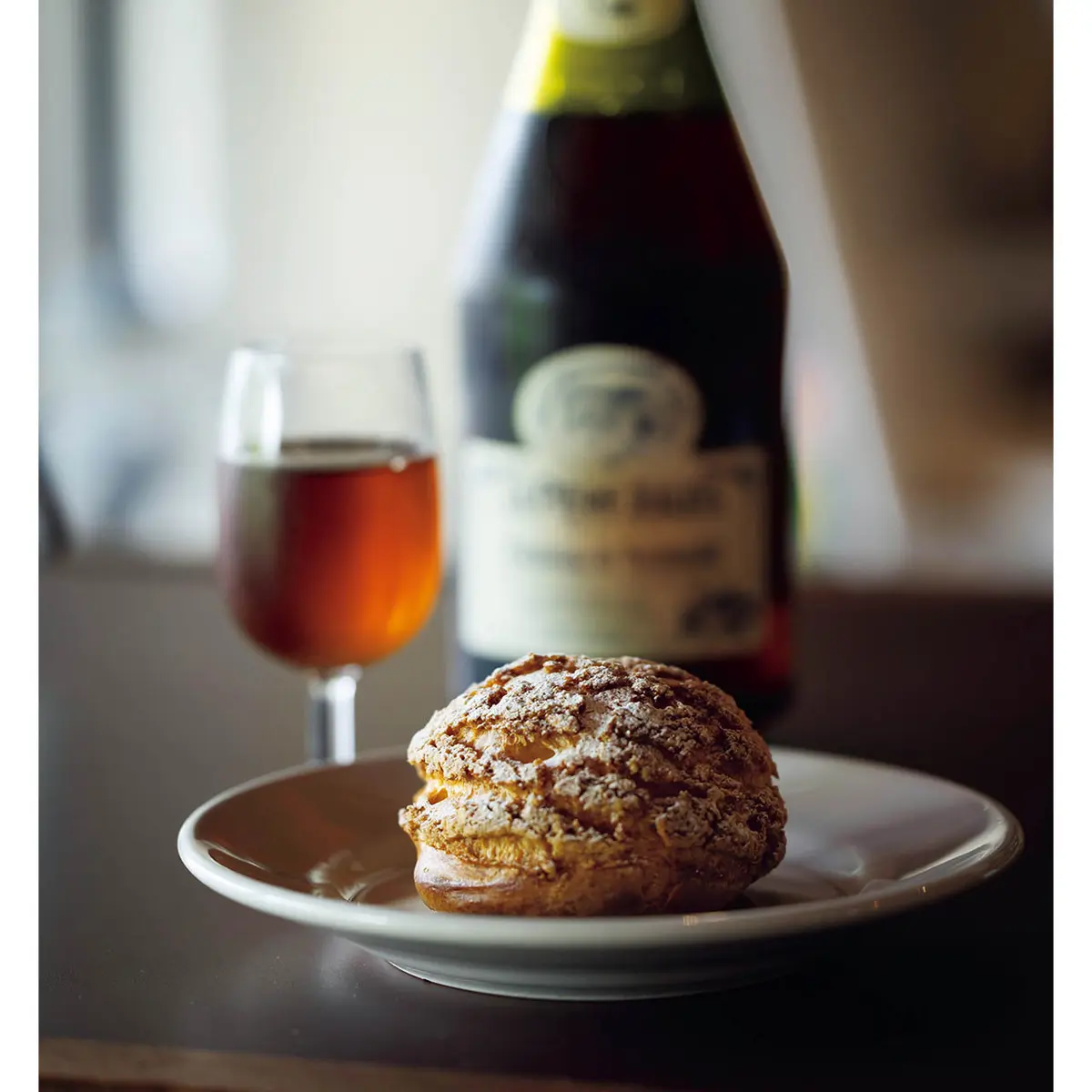 ザクザク皮が大好評のシュークリーム￥550、リンゴのリキュール、ポモー￥1,100