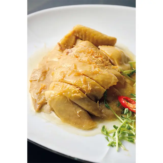 鶏ガラスープに漬け込んだ桂丁という地鶏のうま味蒸し料理。ジューシーで柔らかく、脂身の甘味がたまらなく美味。「瑤柱貴妃雞（ヤオズーグエフェイジー）」半身NTD880