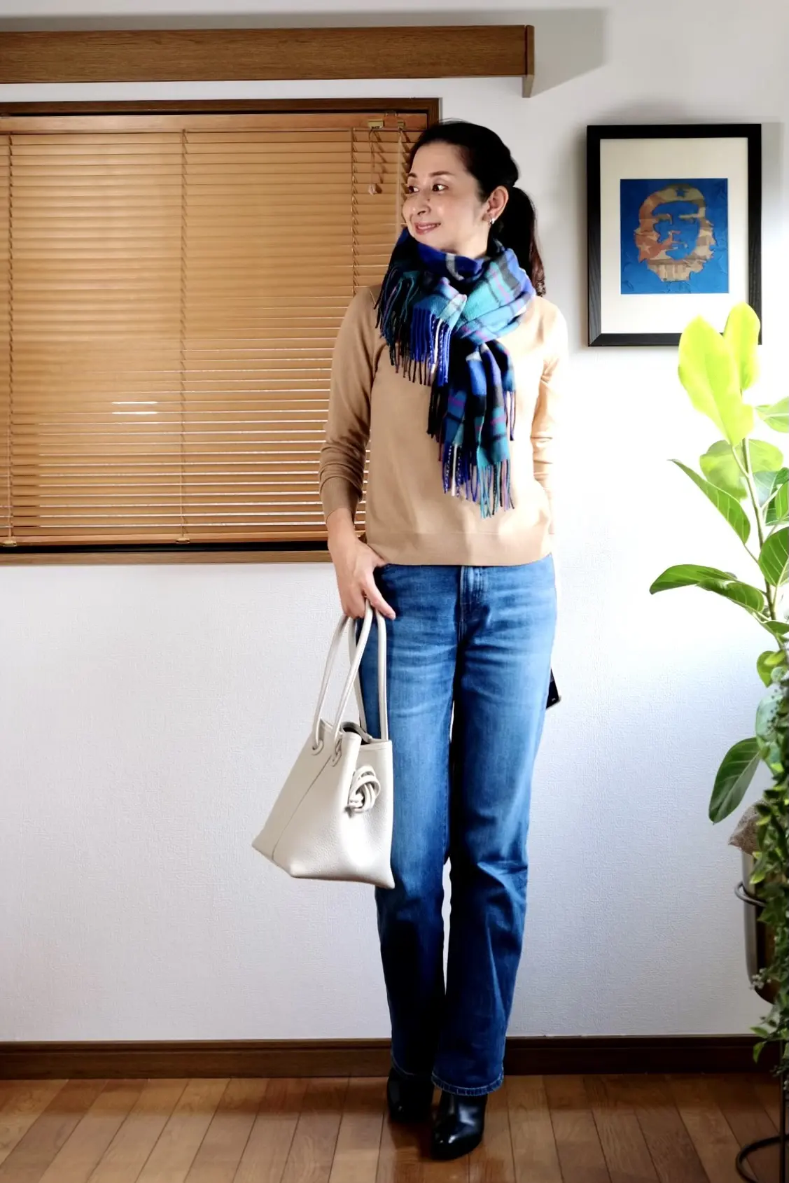 ユニクロベージュニット、ブルー系チェック柄ストール、オフホワイトバッグ、ユニクロセミワイドデニム、ネイビーのショートブーツ
