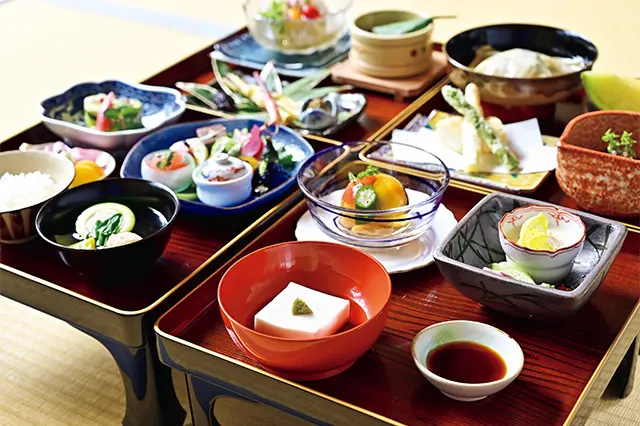 輪島塗の御膳と器で提 供される精進料理「特 別御膳」の夕食。