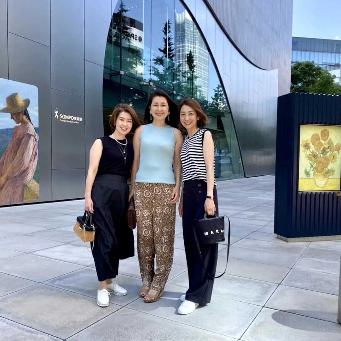 SONPO美術館の前での記念写真、華組の華菜子さん、ゆかりちゃんと。