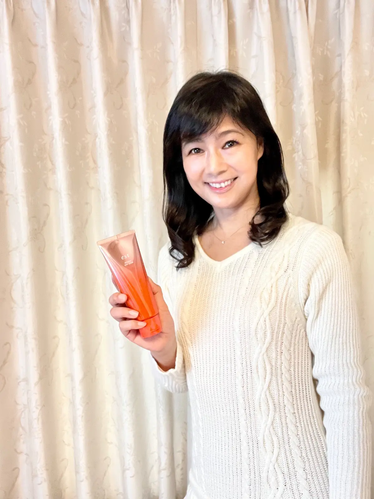 est。エストボディセラム2301。エストボディセラム 2301。マッサージ。ハンドマッサージ。ボディケア。二の腕。セルフ。セルフケア。セルフマッサージ。セルフエステ。マッサージクリーム。美容液。クリーム。美容。アンチエイジング。白。白ニット。ニットワンピース。ニットワンピ。白ニットワンピ。ホワイト。ホワイトニット。any sis。エニシス。ボブ。ミディアムヘア。ワンカール。