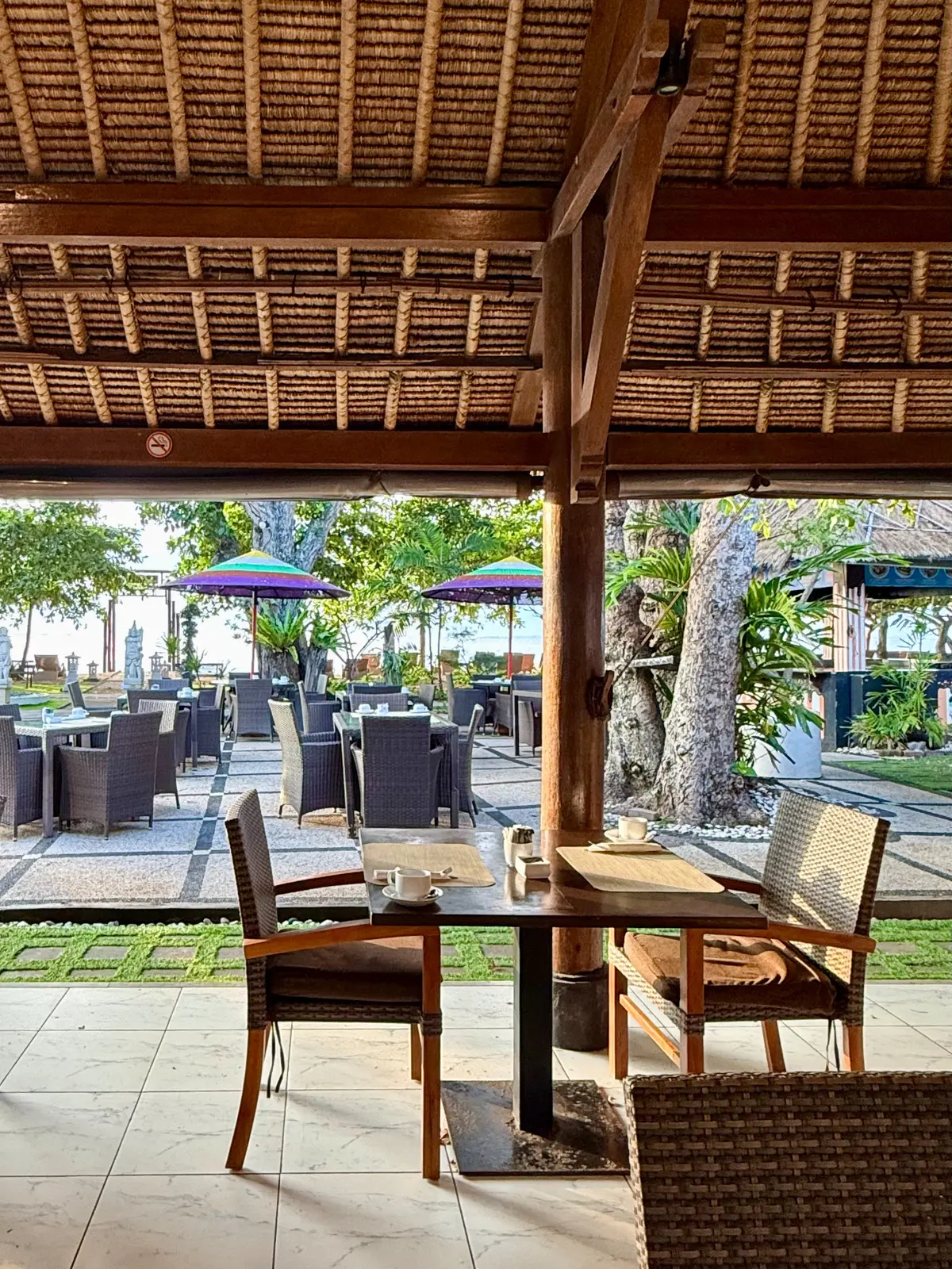 バリ島　サヌール　50代夫婦旅行　BALI 　プラマサヌールビーチホテル　PRAMA SANUR BEACH BALI　朝食レストラン