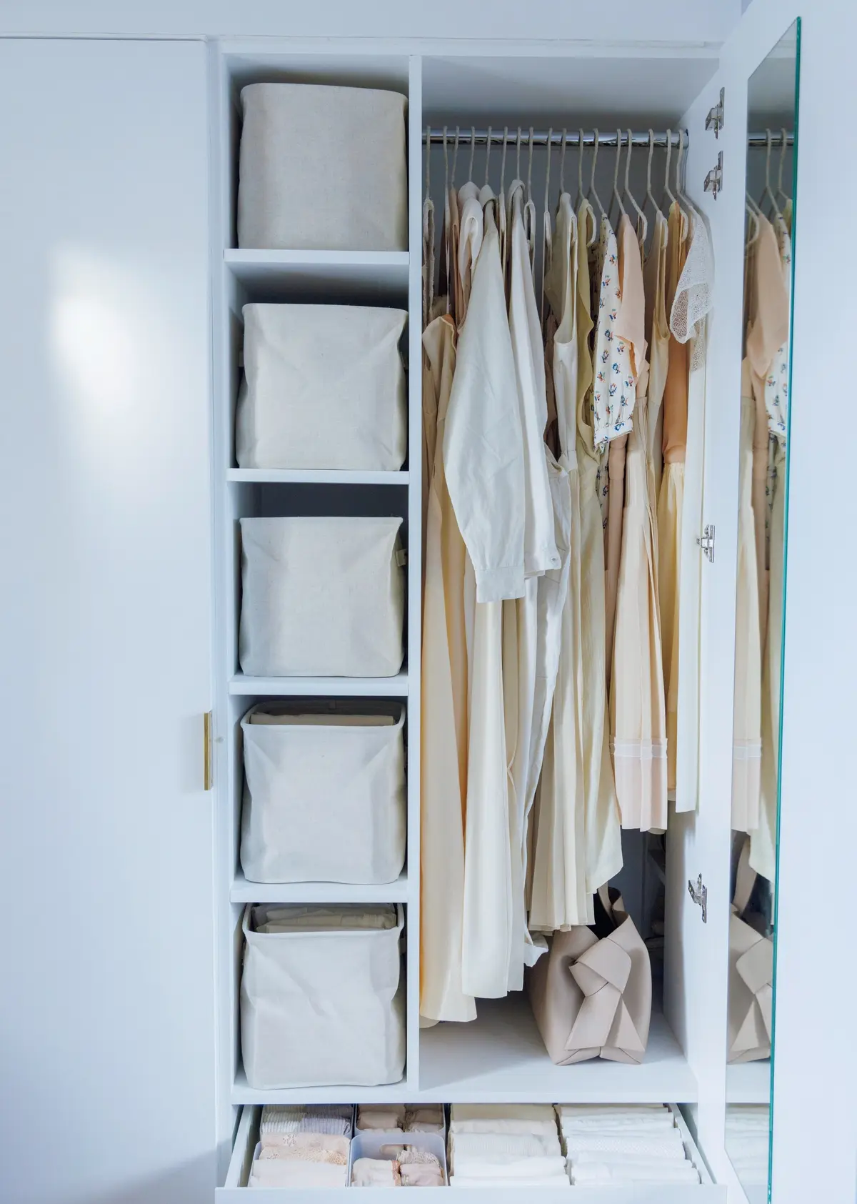 マリー 実業家、「L’ARRANGEUSE」主宰　パリのおしゃれマダム深掘りSNAP　自宅の棚の写真