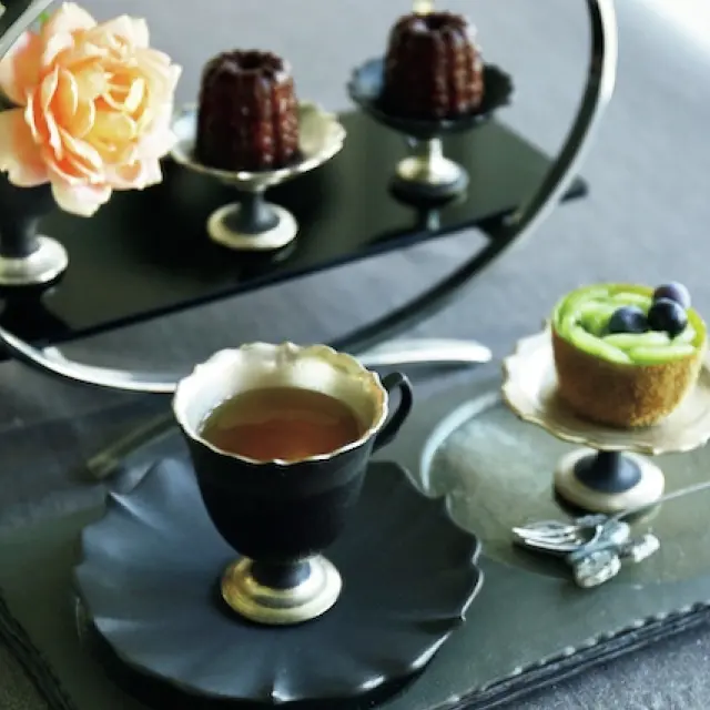 「10年前に京都でひと目惚れした 女性陶芸作家の作品をコレクション」