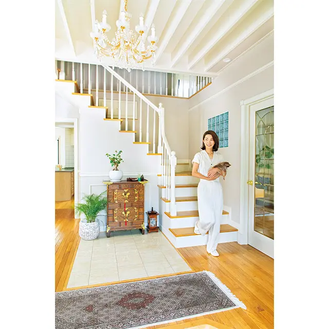 玄関を入ってすぐ、Y字に設置 されていた階段が、動線的に使い づらかったそう。