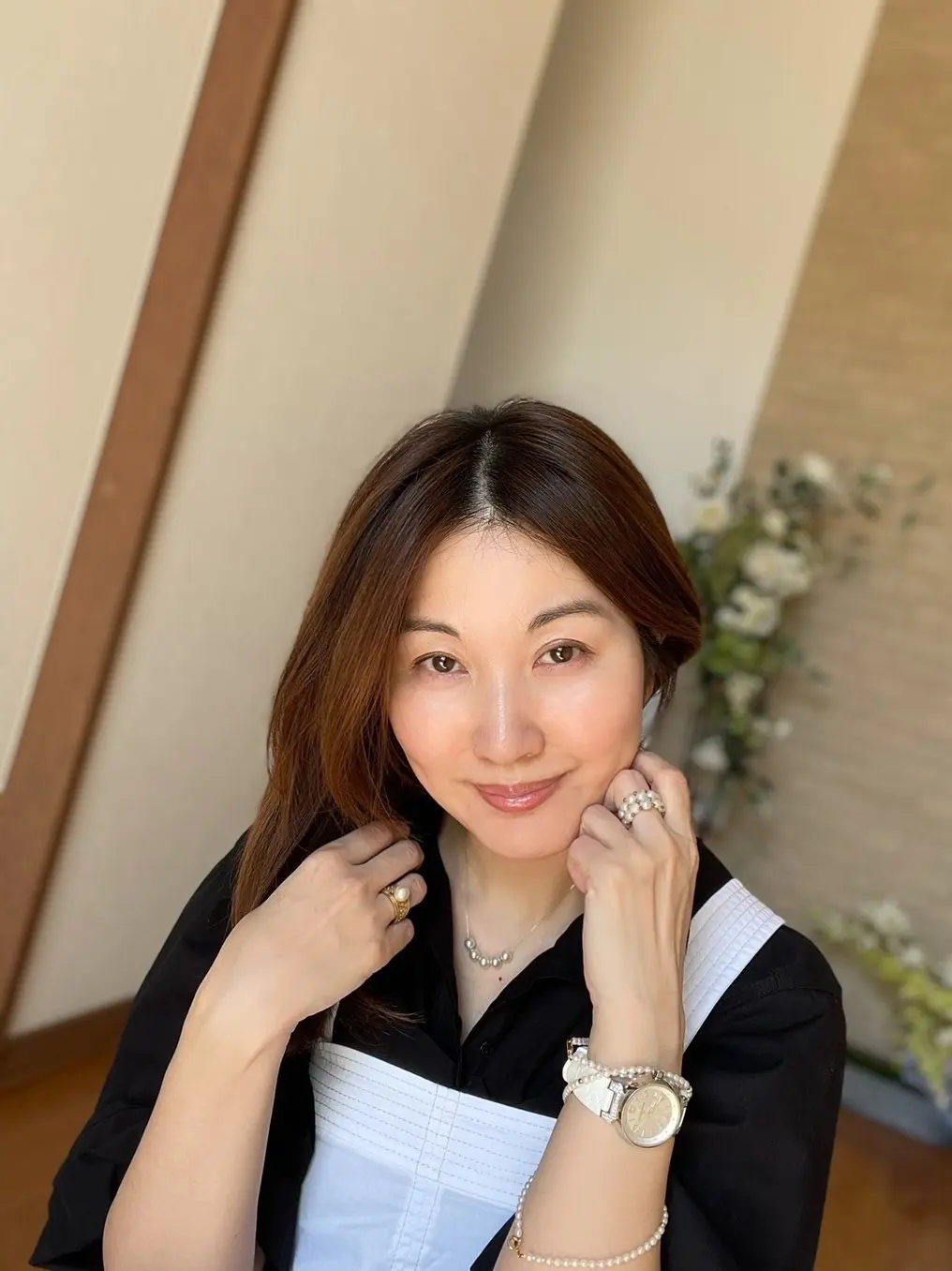 アクセサリーをつけた女性