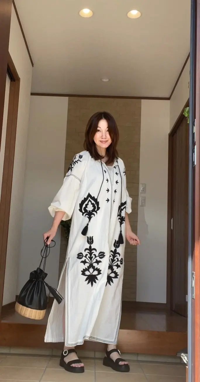 玄関　白いワンピースの女性