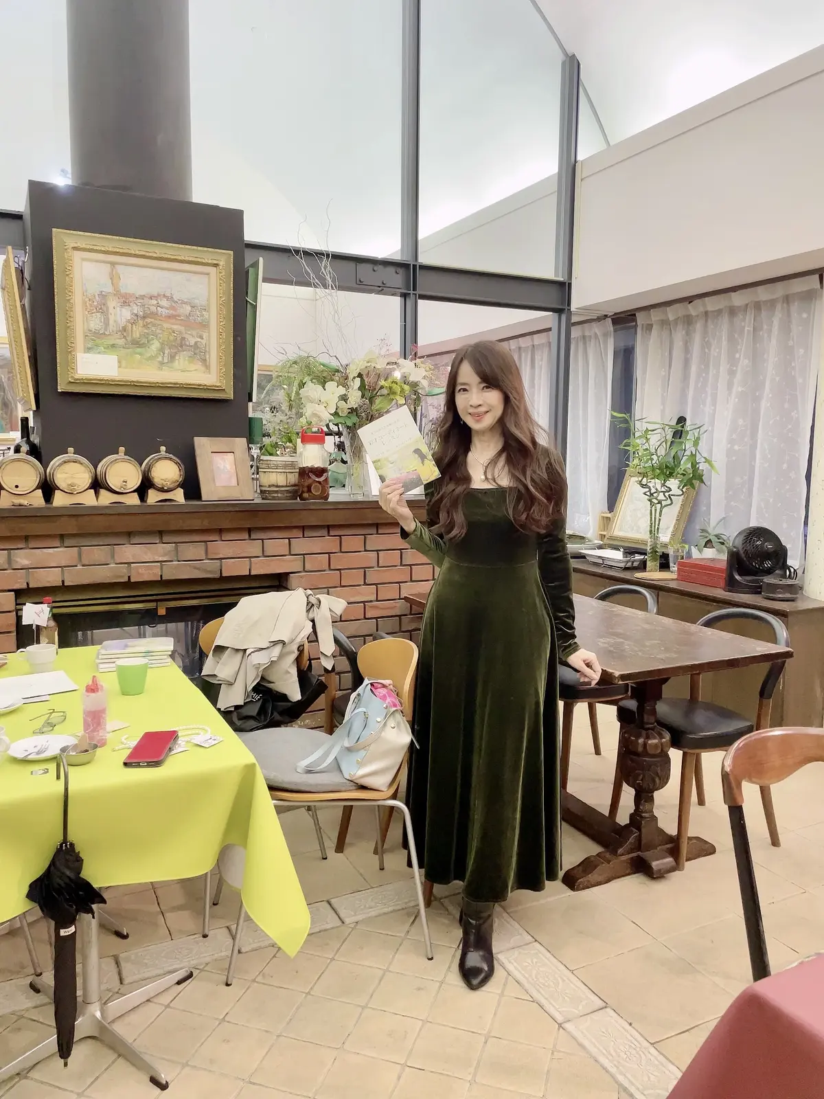 イベント、撮影会、撮影会イベント、カフェ・アマルフィー、ポートレート、ポートレート撮影会、イベント会場、カフェ、レストラン、ブティック、アマルフィー、ブティックアマルフィー、4階、パーティースペース、ドーム型天井、吹き抜け、暖炉、絵画、レストラン、イベントスペース、店内、室内、パーティールーム、パーティースペース、ベロア、ベロアワンピース、ワンピース、ベロアドレス、ベルベット、ベルベットワンピース、ベルベットワンピ、ベルベットドレス、ベロアワンピ、ブーツ、緑、深緑、ロング、ロングヘア、巻き髪、レストラン、カフェ、ブティック、ブティックアマルフィー、アマルフィー、絵画、暖炉、吹き抜け、吹き抜け天井