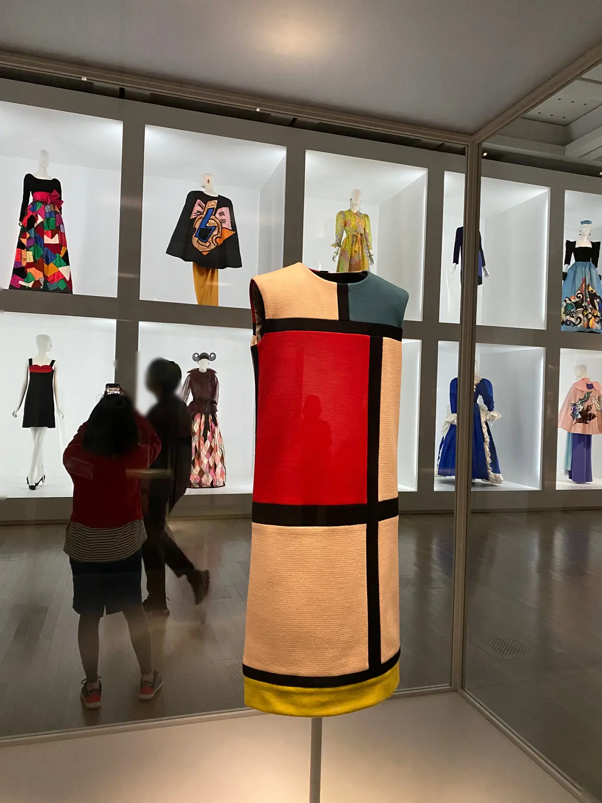 イヴ・サンローラン展