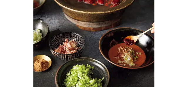 豆腐を麴と塩水で発酵させた「腐乳」ベースのタレに、数種の薬味で「味変」を楽しむ。