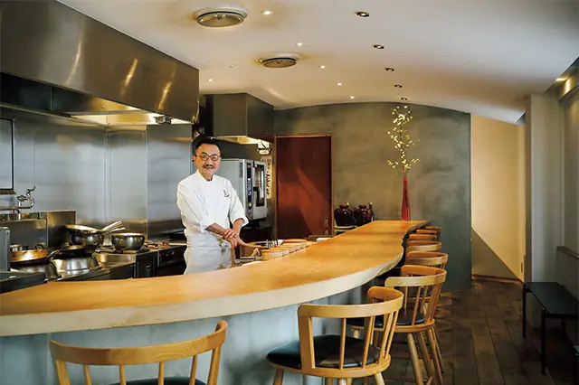 栗材のカウンターを設けたオープンキッチンに立つ宮本静夫さんは御年71歳。