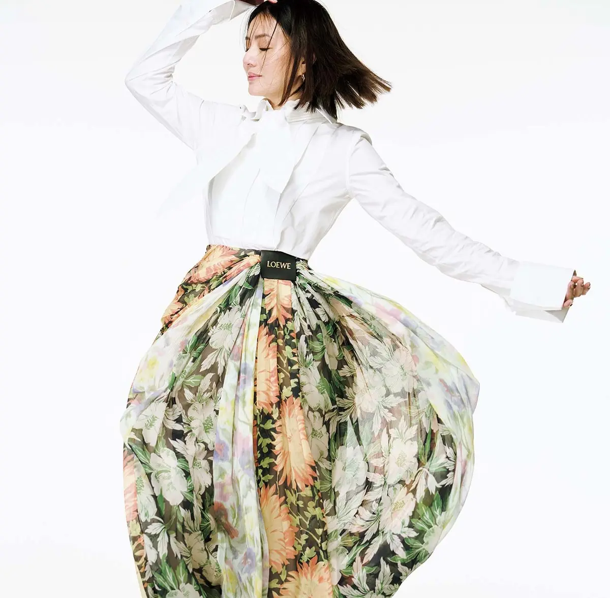 ロエベのアイテムでコーディネートした井川遥さん