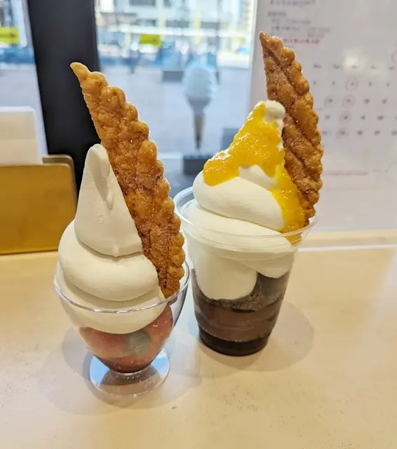 赤井川村の山中牛乳を使用した濃厚ソフトクリームとフルーツのサンデー