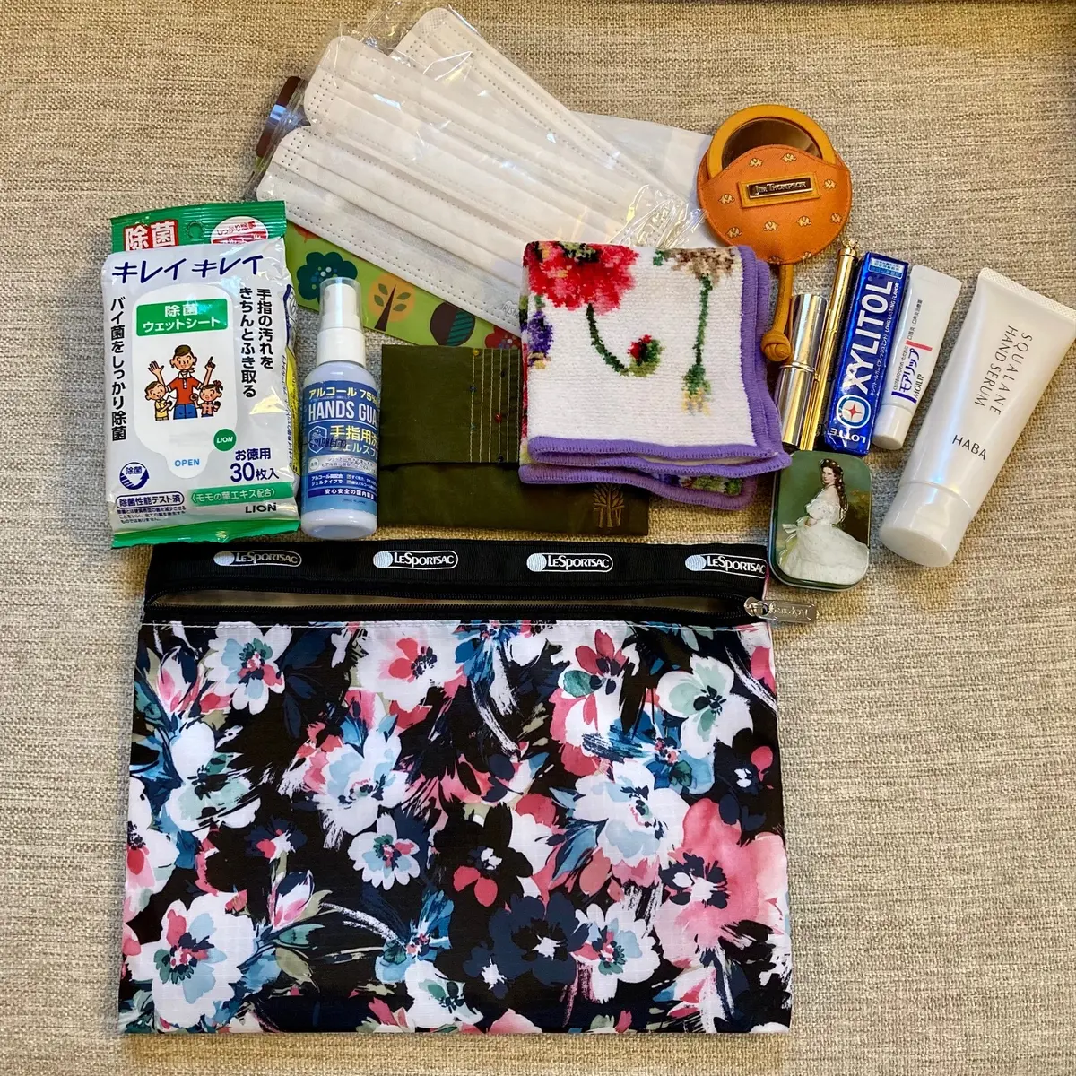 花柄ポーチと中に入れる小物類