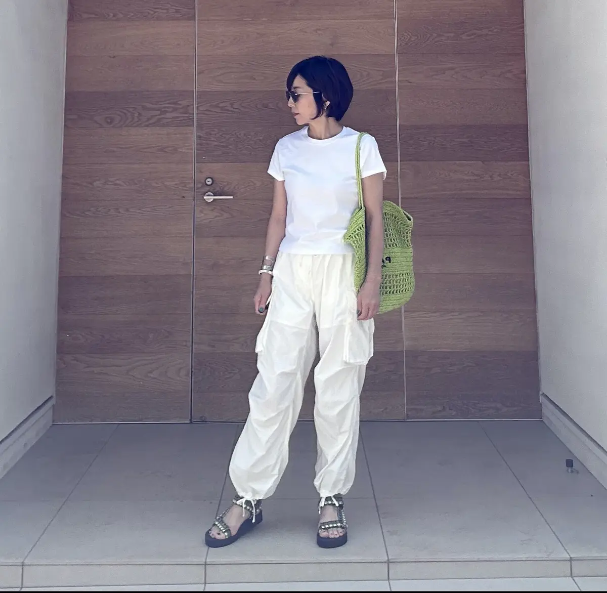 ネオングリーンのバッグと、ネオンイエローが入っているサンダルを使ったコーデ。