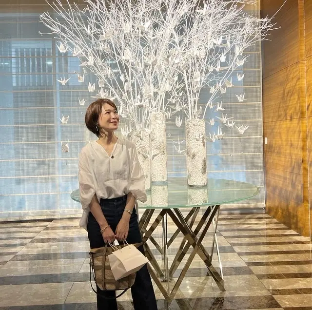 折り鶴のオブジェの前で撮影