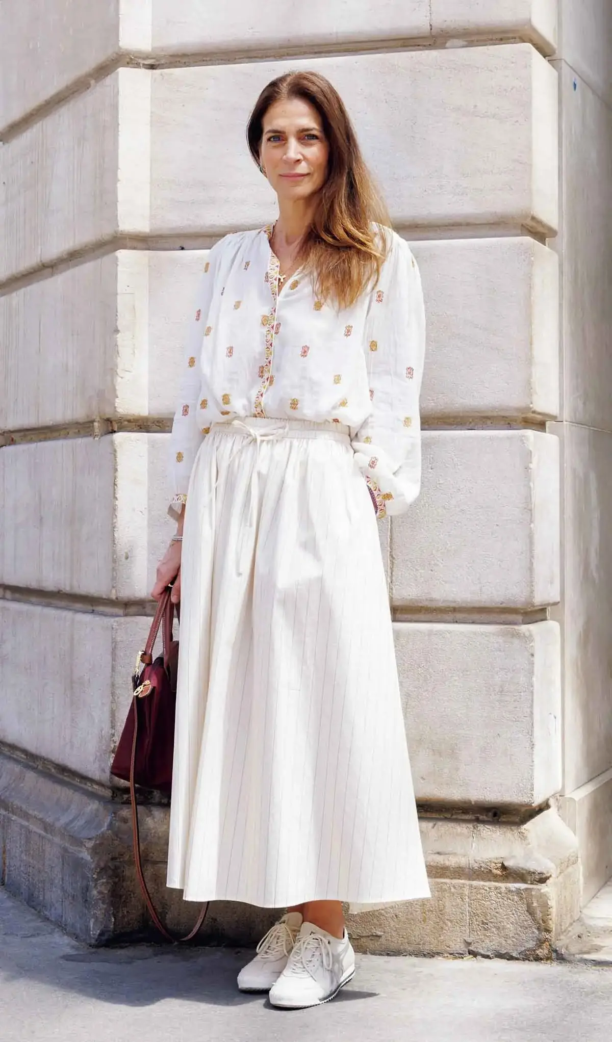 気負わずまとうオールホワイトが素敵！女性らしさを引き立てるスカートコーデ3選【パリ・ミラノのおしゃれSNAP】