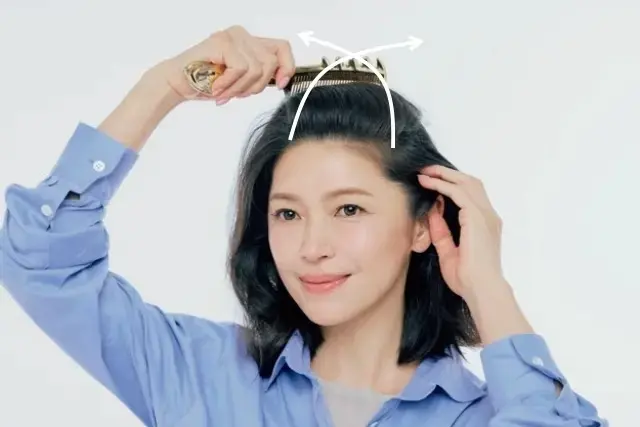 手前から大胆にかき上げて根元起こし