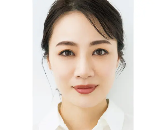 《グラデシャドウ》×《黒アイライン》は古くさく見える！