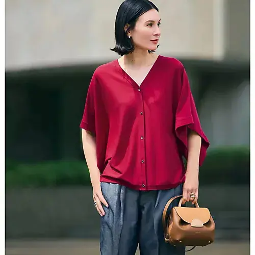 体のラインを拾わない「夏のトップス」涼やかスタイル