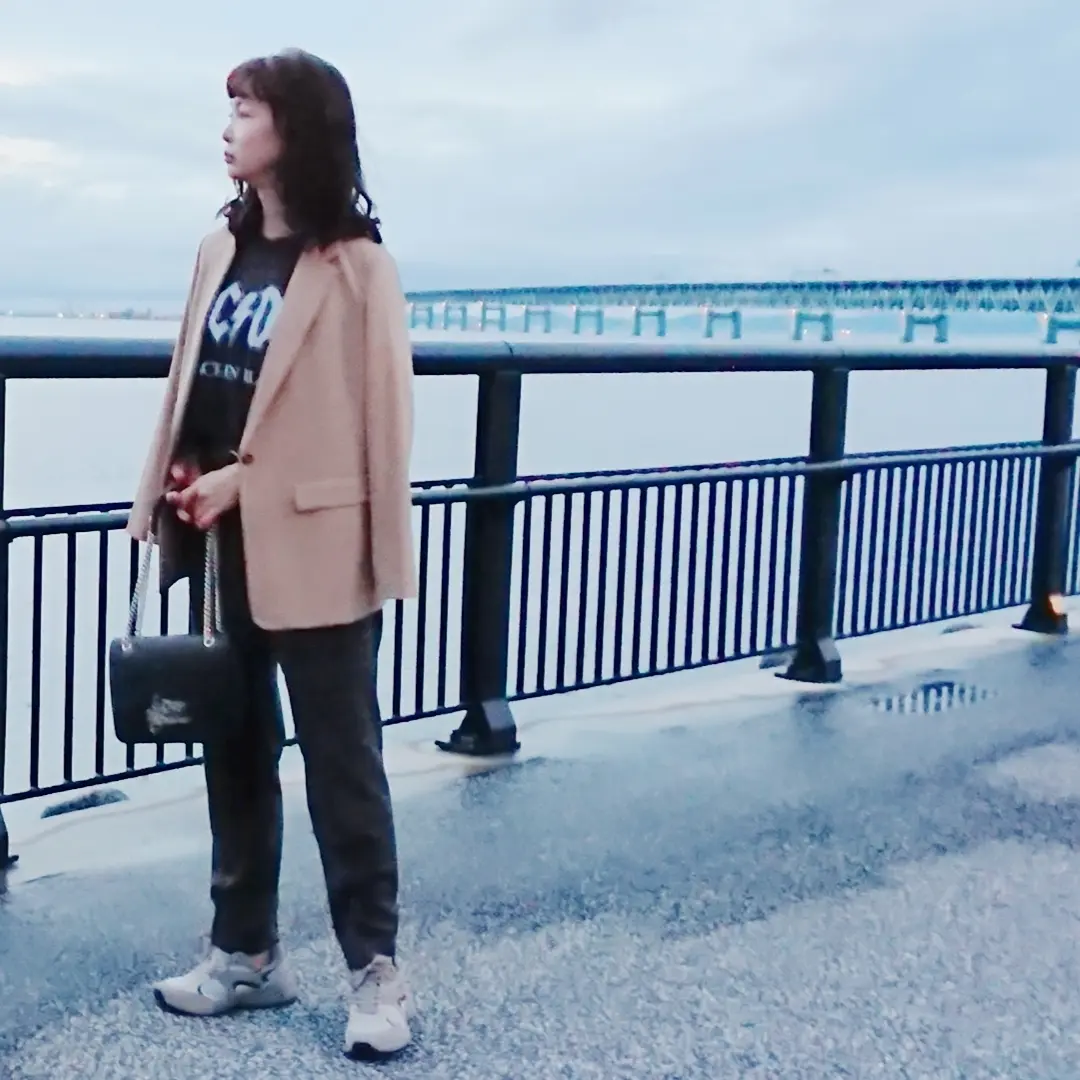 ベージュジャケット  チェーンバッグ