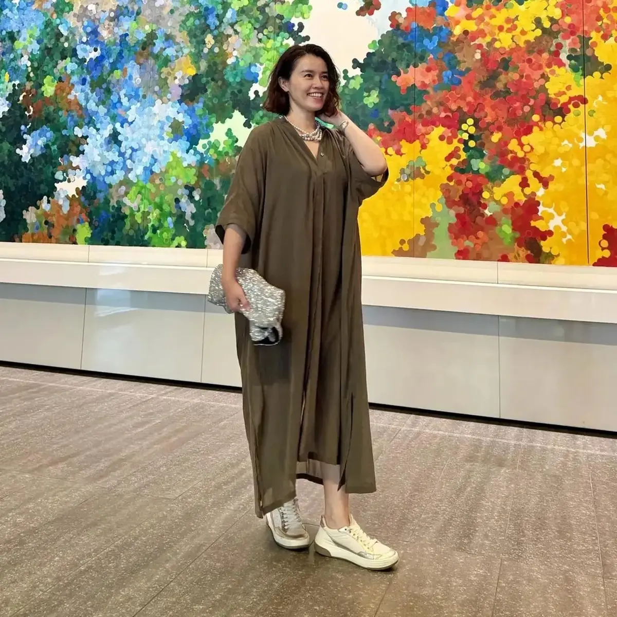 「ベージュ・ブラウン・カーキ」で季節感を取り入れる！服選びの参考にしたい50代の秋色コーデ6選