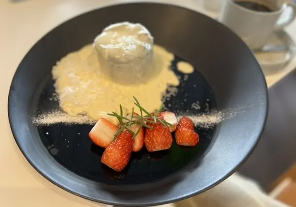 ティラミスシフォンケーキと旬のいちご