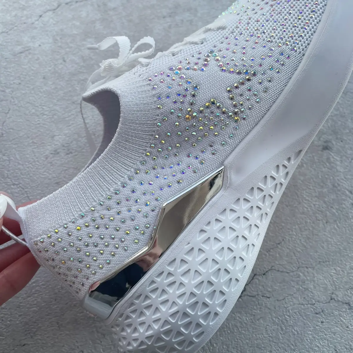 女度高め⭐︎優美なパンツとスニーカーの画像_5