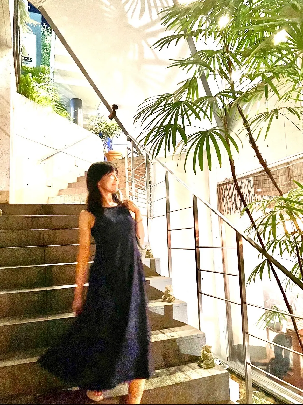 ネイビー、紺、ワンピース、ノースリーブ、ノースリーブワンピース、夏ワンピース、夏ワンピ、ワンピ、ユニクロ、UNIQLO、グレー、サンダル、グレーサンダル、スエード、スエード調、厚底、厚底サンダル、刺繍、シルバー、シルバー糸、ベルト付きサンダル、Pitti、網バッグ、白、白ストラップ、ワンポイント、バングル、ブレスレット、全身コーデ、夏、夏コーデ、夏ファッション、セミロング、ボブ、ボブヘア、ワンカール、Monsoon Cafe、モンスーンカフェ、入り口、階段、自由が丘、自由が丘店