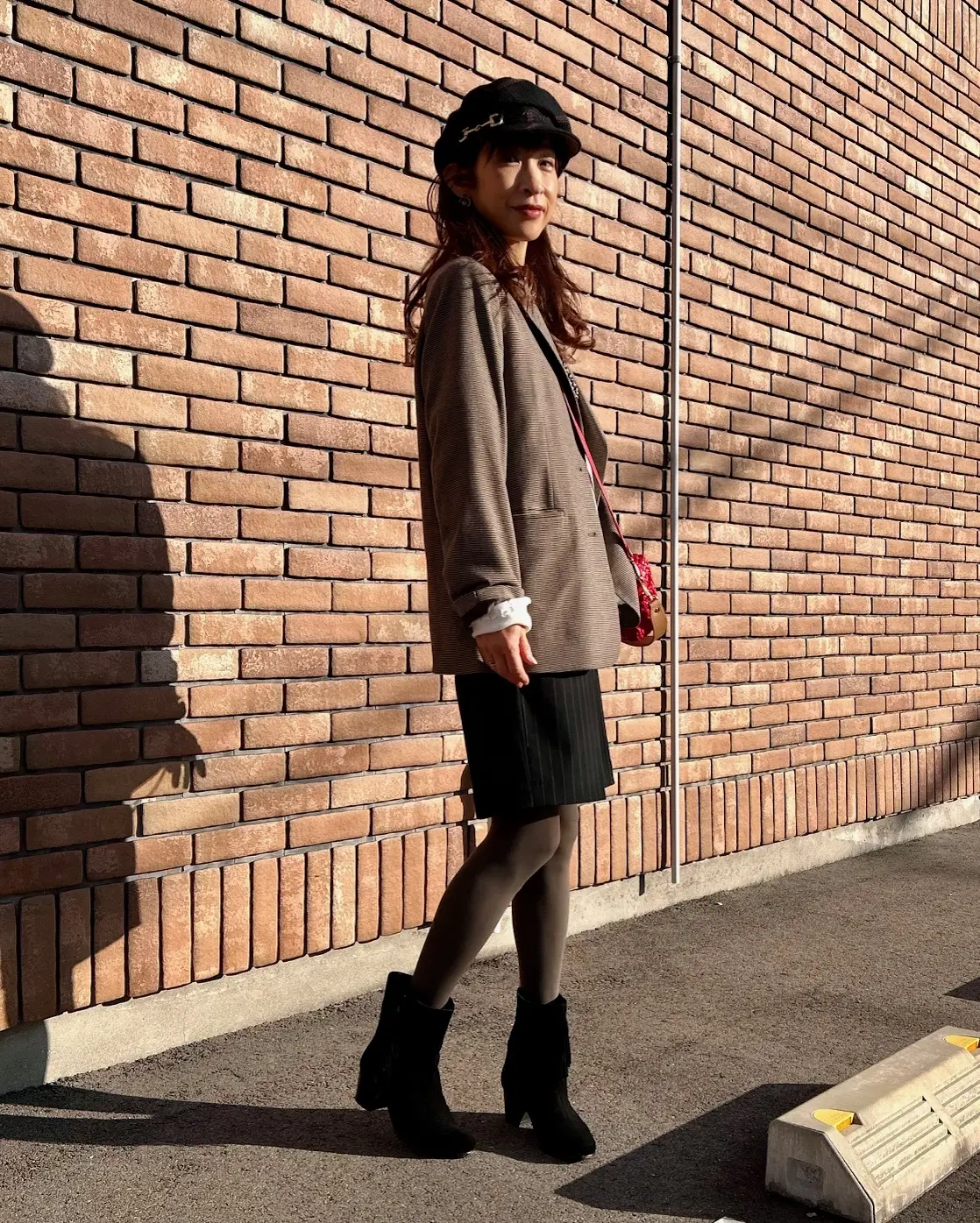 無印良品のブラウンジャケットに赤いバッグの画像_6