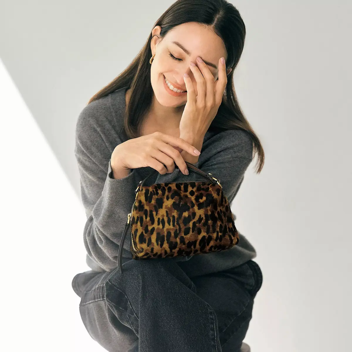 冬の装いに優雅なアクセントを添える新作バの画像_1