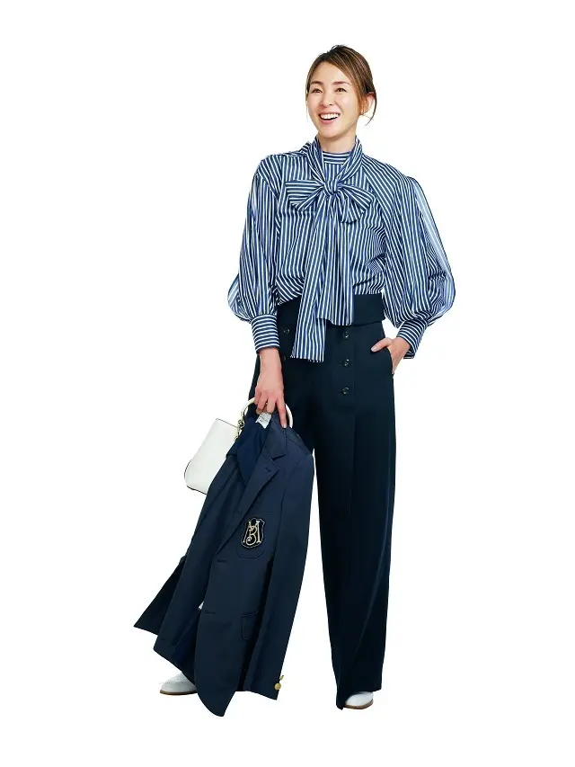 華やかな存在感あるボウタイブラウスはマリンパンツでモードな印象に【50代に似合うコーディネートの正解】