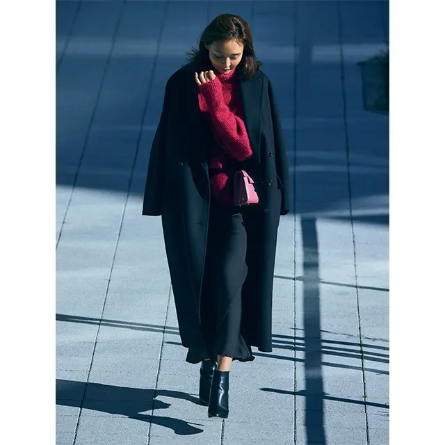 鮮明な存在感をまとう 甘くないピンクのたしなみ方