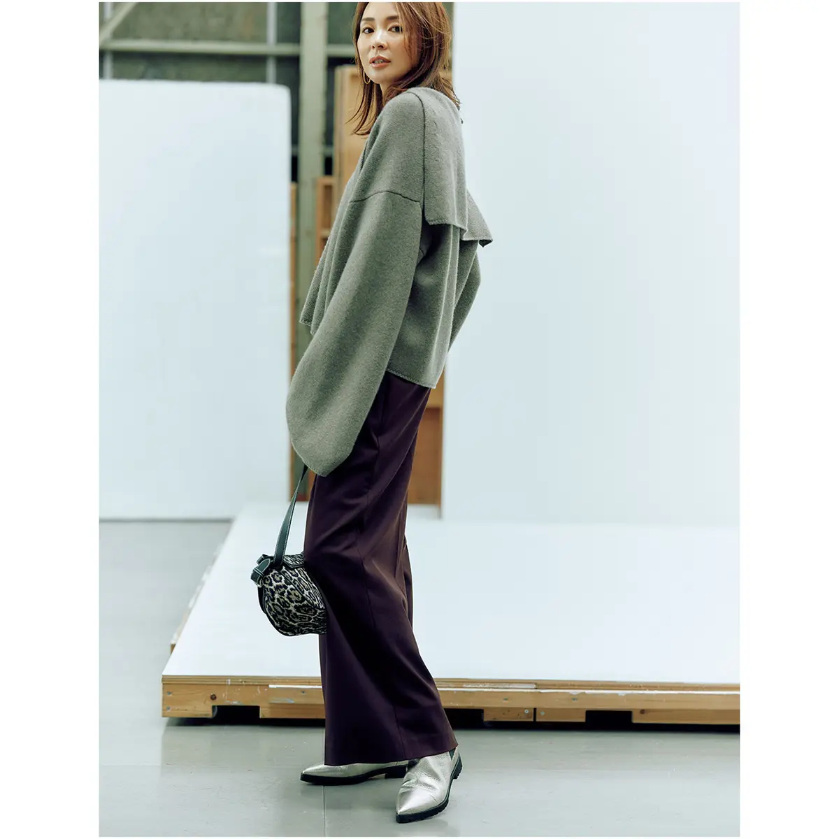 グレーのオーバーサイズニットとブラウンパンツのコーデ　モデル・SHIHO
