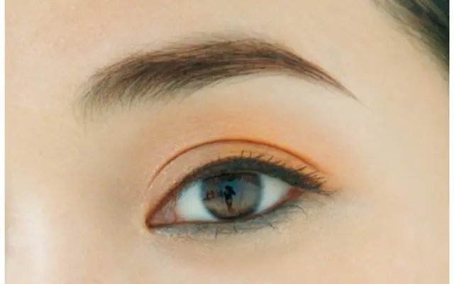 上まぶたのきわにブラウンラインを細く入れ