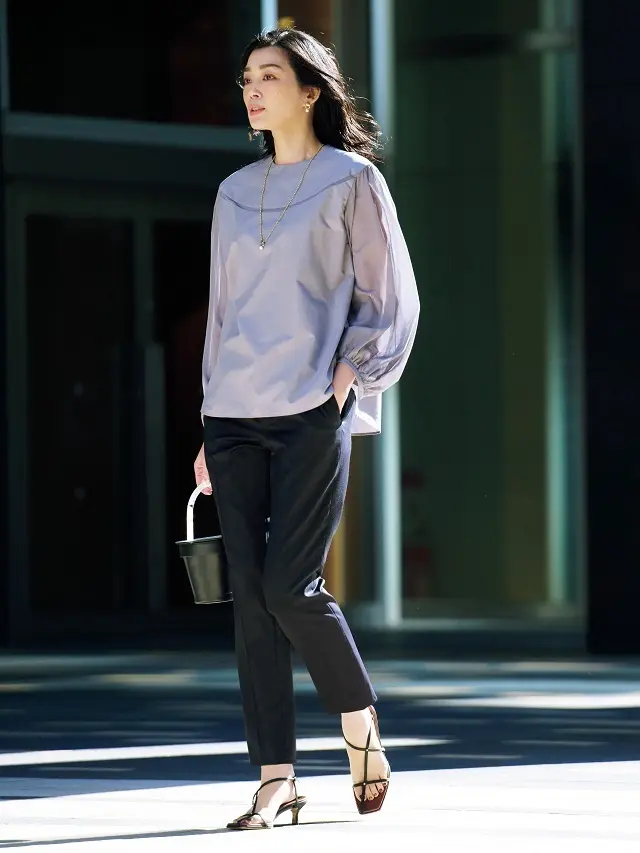 ボリューム袖ブラウスはコントラスト配色で甘さを抑えて【50代に似合うコーディネートの正解】