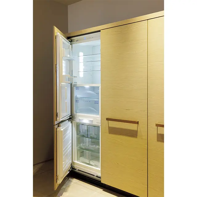 上の写真の向かって右に 設置されたキャビネット内に はワインセラー以外にビルト イン冷蔵庫や食品棚などが。 冷蔵庫はリープヘル