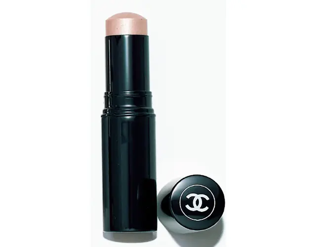「メイク直しの仕上げにツヤをオン」。 ボーム エサンシエル スカルプティング ￥6,600／シャネル